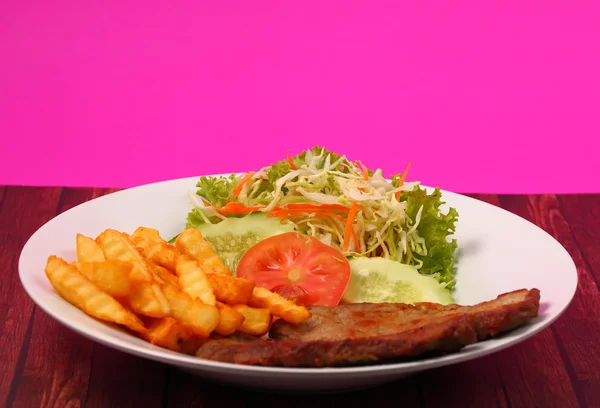 Z grilla wołowiny i frytki stylu tajskim — Zdjęcie stockowe