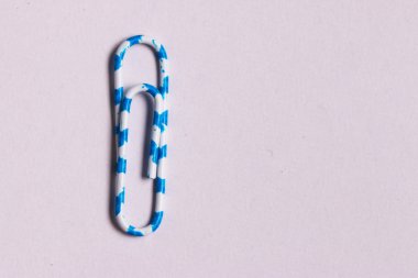 bir tek renkli ataç