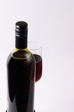 şarap bardakları ve şişe