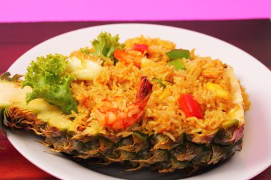 pişmiş pirinç ve ananas deniz ürünleri