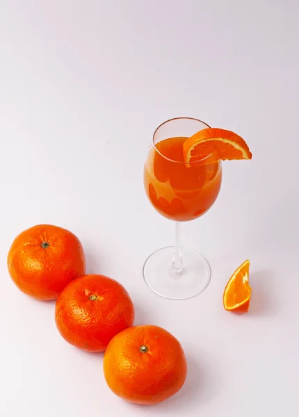 Orange juice glass with oranges — Stock Photo, Image