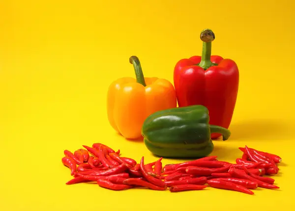 Peperoncini rossi e paprika — Foto Stock