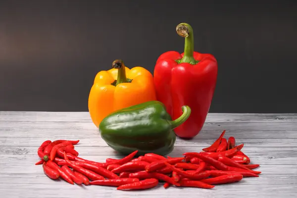 Rode chillis en pepers — Stockfoto