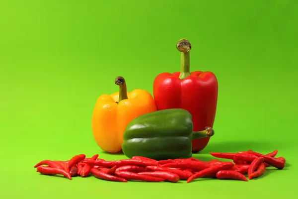 Piros chillis és paprika — Stock Fotó