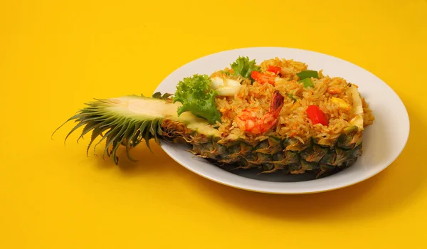 Arroz assado e frutos do mar em abacaxi — Fotografia de Stock