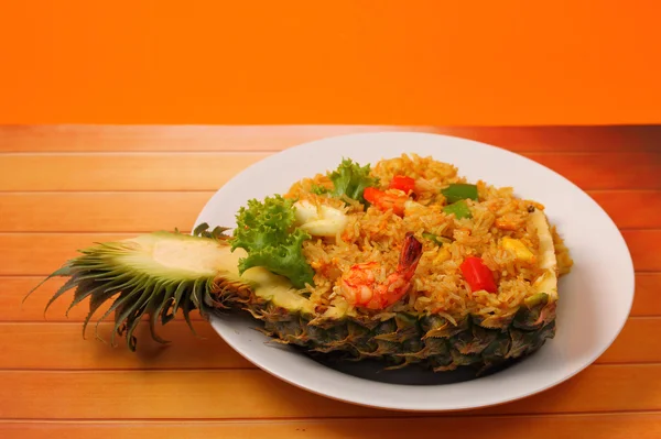 Riso al forno e frutti di mare in ananas — Foto Stock