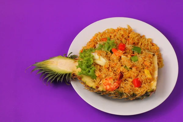 Riz cuit au four et fruits de mer à l'ananas — Photo