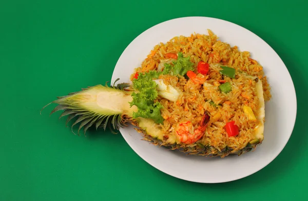 Arroz al horno y mariscos en piña —  Fotos de Stock