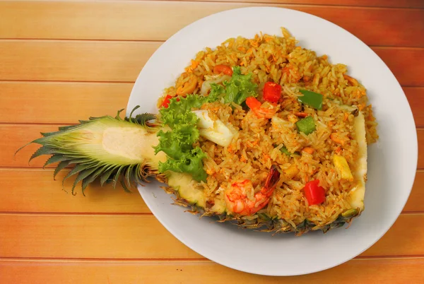 Рис и морепродукты в ананасе — стоковое фото