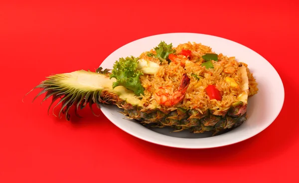 Arroz al horno y mariscos en piña —  Fotos de Stock