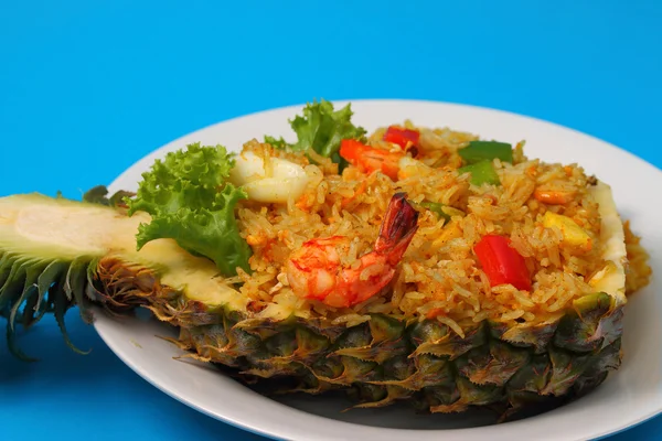 Arroz al horno y mariscos en piña —  Fotos de Stock