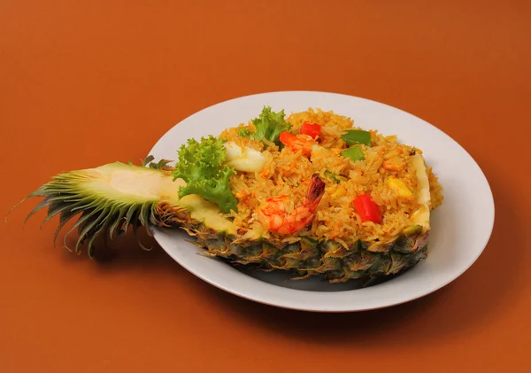 Arroz al horno y mariscos en piña —  Fotos de Stock