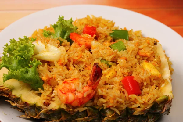 Arroz al horno y mariscos en piña —  Fotos de Stock