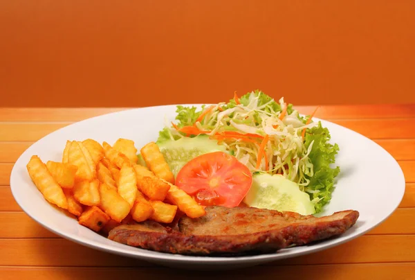 Carne grelhada e batatas fritas estilo tailandês — Fotografia de Stock