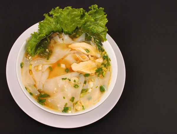 Szkło kurczak makaron zupa stylu tajskim — Zdjęcie stockowe