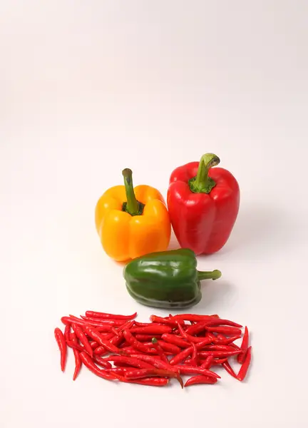 Rode chillis en pepers — Stockfoto