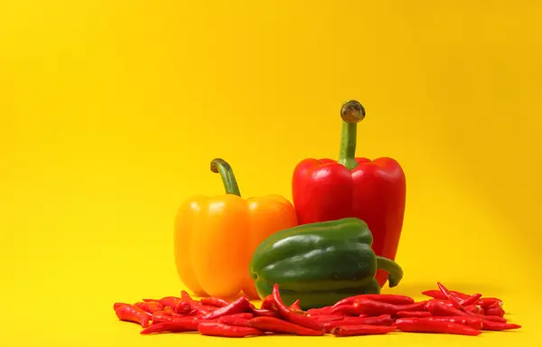 Piros chillis és paprika — Stock Fotó