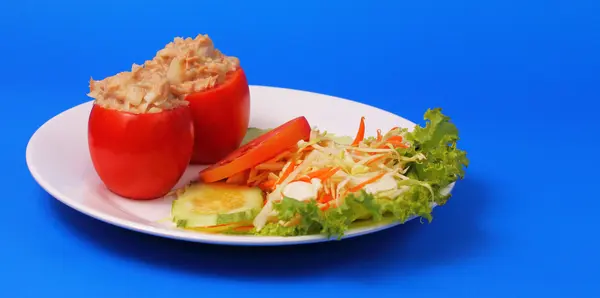 Thunfisch im Tomatensalat — Stockfoto