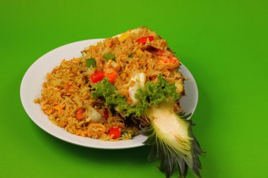 pişmiş pirinç ve ananas deniz ürünleri