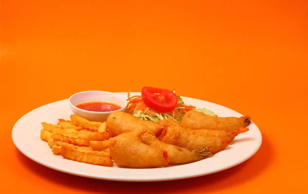 Gambas en masa crujiente y ensalada — Foto de Stock