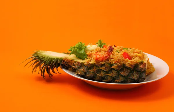 Arroz assado e frutos do mar em abacaxi — Fotografia de Stock