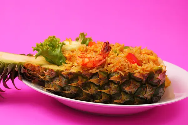 Arroz assado e frutos do mar em abacaxi — Fotografia de Stock