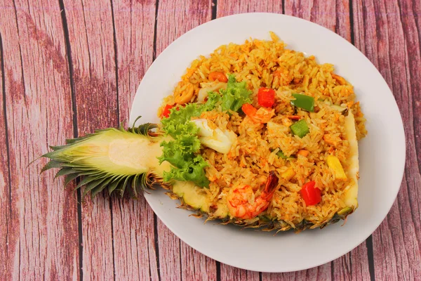 Arroz assado e frutos do mar em abacaxi — Fotografia de Stock