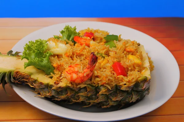 Riz cuit au four et fruits de mer à l'ananas — Photo