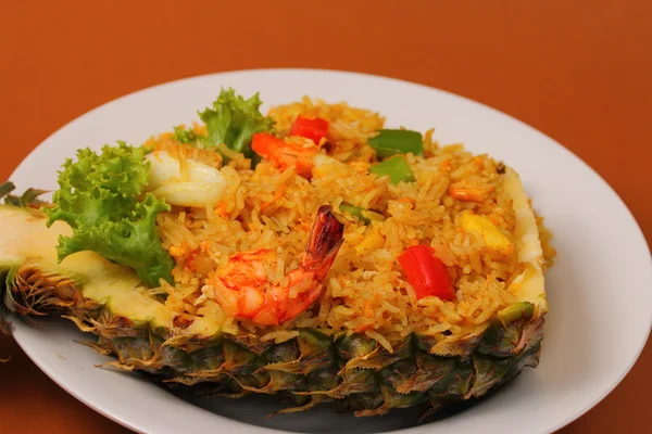 Arroz al horno y mariscos en piña —  Fotos de Stock