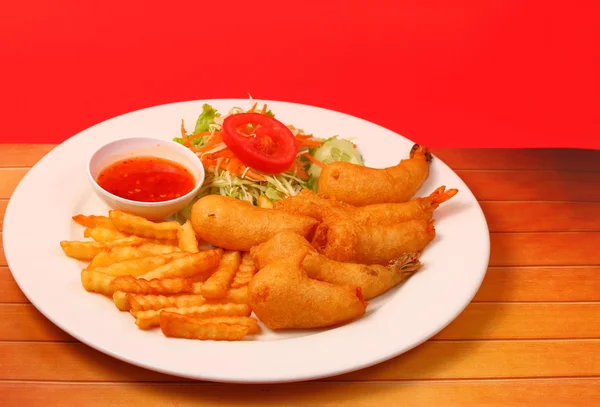 Gambas en masa crujiente y ensalada — Foto de Stock