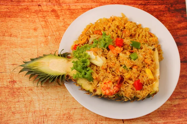 Arroz al horno y mariscos en piña —  Fotos de Stock