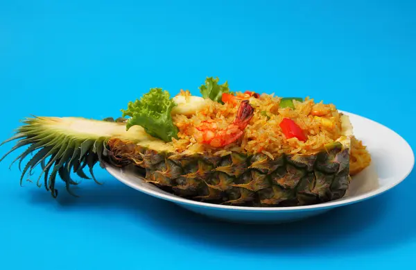 Gebackener Reis und Meeresfrüchte in Ananas — Stockfoto