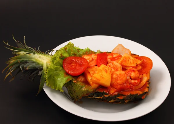 Sladkokyselé krevety v thajském stylu ananas — Stock fotografie