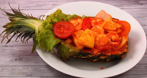 Süße und saure Garnelen im Ananas Thai-Stil — Stockfoto