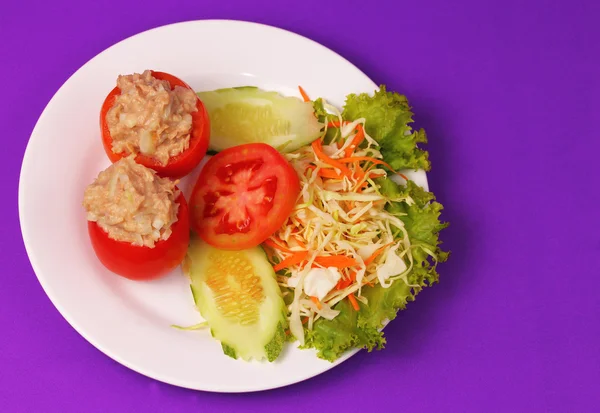 Thunfisch im Tomatensalat — Stockfoto