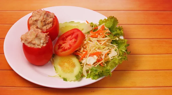 Thunfisch im Tomatensalat — Stockfoto