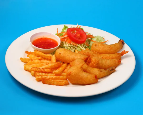 Prawns in crispy batter and salad — Stock Photo, Image