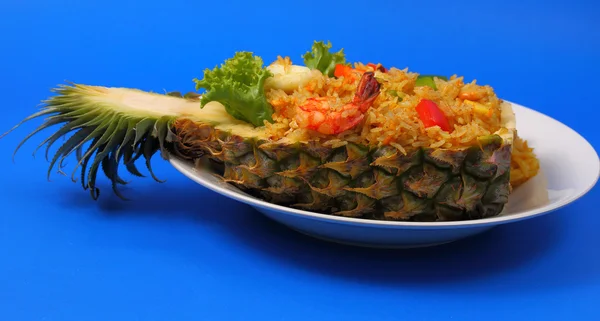 Nasi panggang dan makanan laut dalam nanas — Stok Foto