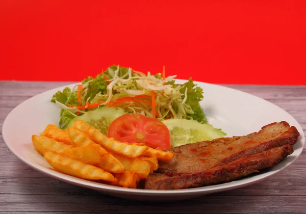 Carne a la parrilla y papas fritas estilo tailandés —  Fotos de Stock