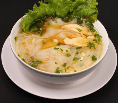 Cam makarna tavuk çorbası Tay tarzında