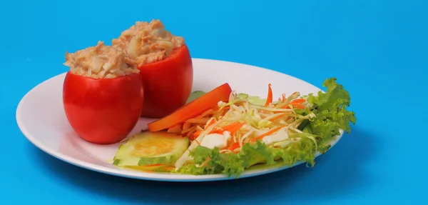 Tuna dalam salad tomat — Stok Foto