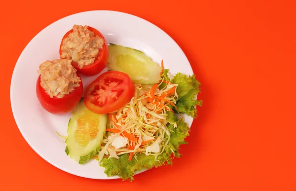 Thunfisch im Tomatensalat — Stockfoto