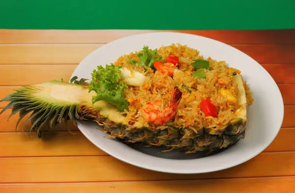 Riz cuit au four et fruits de mer à l'ananas — Photo