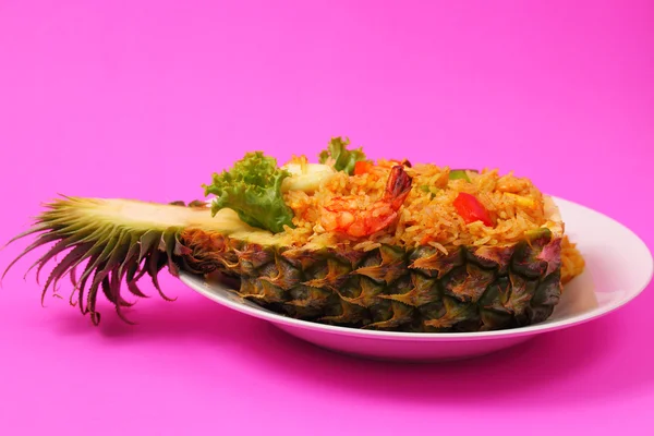 Arroz assado e frutos do mar em abacaxi — Fotografia de Stock