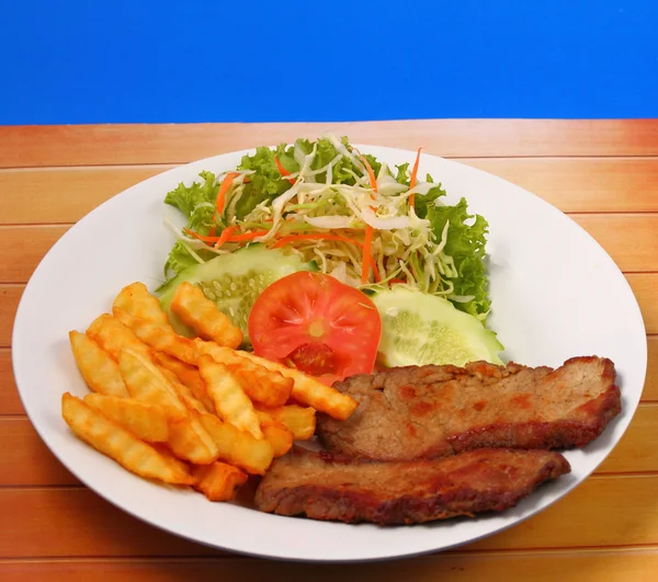 Carne a la parrilla y papas fritas estilo tailandés —  Fotos de Stock