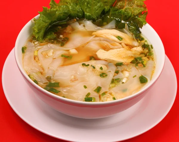 Soupe de poulet aux nouilles en verre style thaï — Photo