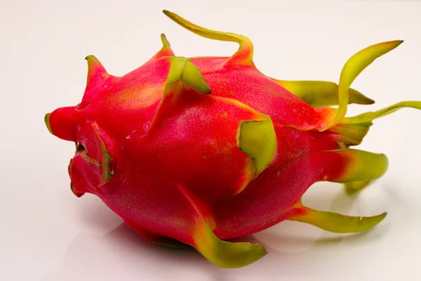 Geïsoleerde dragon fruit — Stockfoto