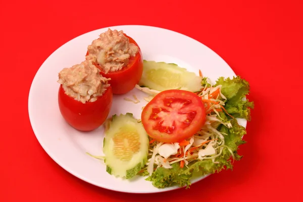 Тунец в салате из томатов — стоковое фото