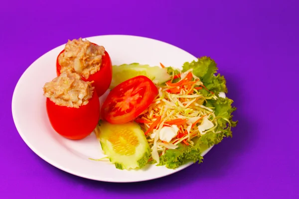 Thunfisch im Tomatensalat — Stockfoto