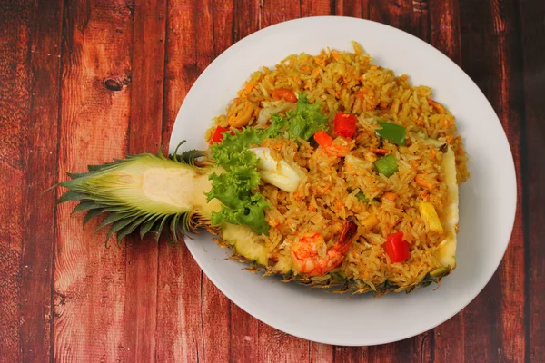 Baked rice and seafood in pineapple — Stock Photo, Image